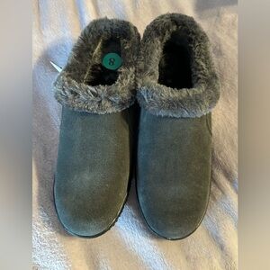 Brand new Minnetonka water and stain resistant Champlin gray clogs, size 8M.